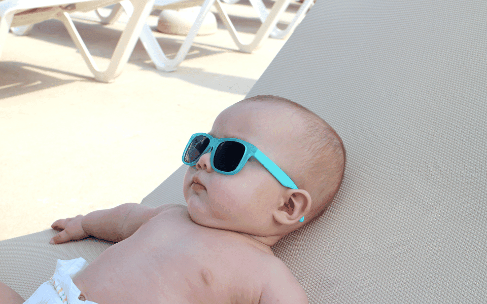 Cum să Ne Protejăm Bebeluşii de Căldura Molipsitoare din Timpul Verii