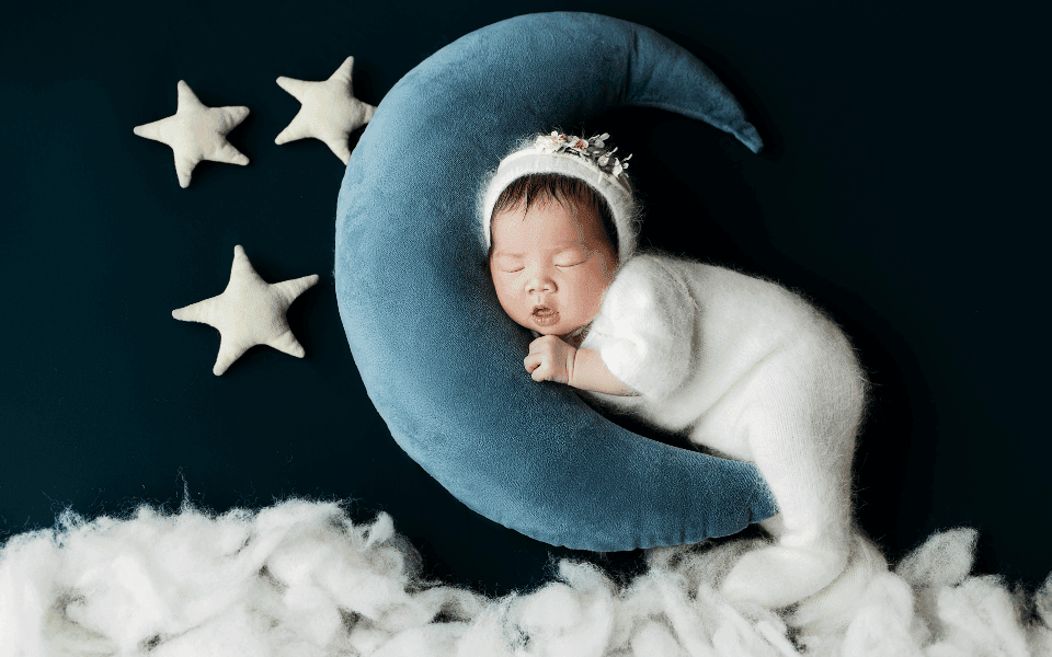 De ce este importantă folosirea pernelor pentru modelarea capului la bebeluși?