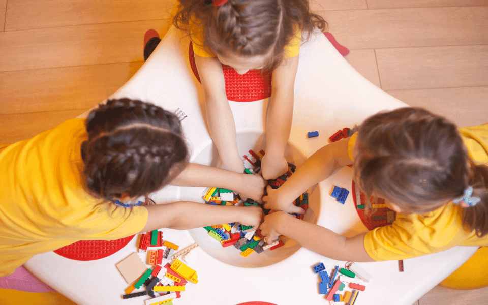 De ce sunt esențiale jucăriile interactive în dezvoltarea copiilor între 0-3 ani