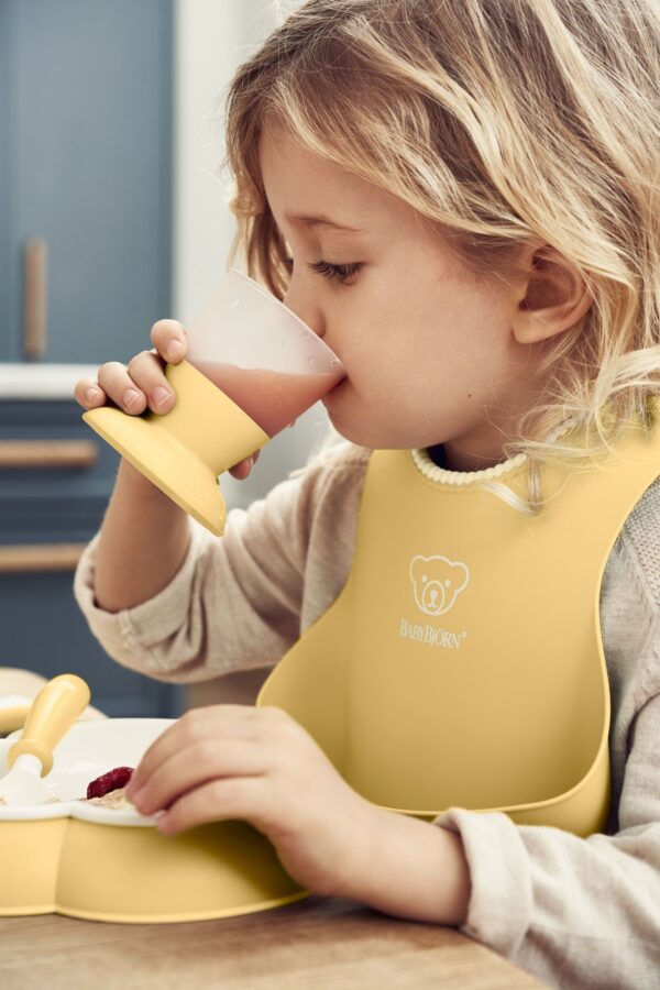 BabyBjorn - Set hranire: farfurie, lingurita, furculita, pahar si bavetica pentru bebe, Powder Yellow - imagine 2