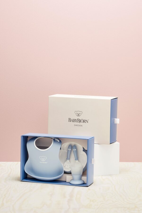 BabyBjorn - Set hranire: farfurie, lingurita, furculita, pahar si bavetica pentru bebe, Powder Blue - imagine 2