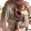 BabyBjorn - Marsupiu anatomic One, cu pozitii multiple de purtare Beige/Leopard Bumbac - Editie Limitata - imagine 2