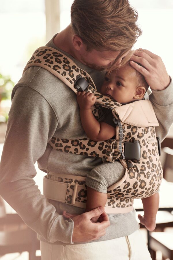 BabyBjorn - Marsupiu anatomic One, cu pozitii multiple de purtare Beige/Leopard Bumbac - Editie Limitata - imagine 2