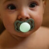 BIBS - Set 2 suzete Supreme Fosforescente GLOW Latex, tetina simetrica, 0 luni +-Blush/Vanilla - imagine 3
