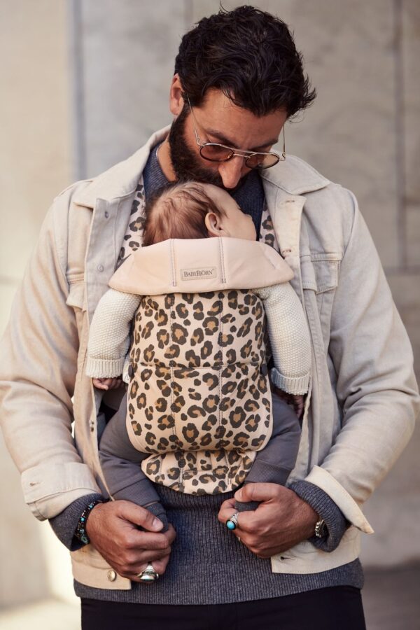 BabyBjorn - Marsupiu anatomic Mini, cu multiple pozitii de purtare, Beige/Leopard, Bumbac, Editie Limitata - imagine 3