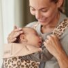 BabyBjorn - Marsupiu anatomic Mini, cu multiple pozitii de purtare, Beige/Leopard, Bumbac, Editie Limitata - imagine 4