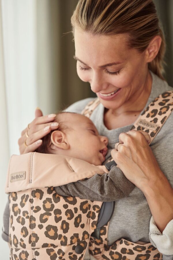 BabyBjorn - Marsupiu anatomic Mini, cu multiple pozitii de purtare, Beige/Leopard, Bumbac, Editie Limitata - imagine 4