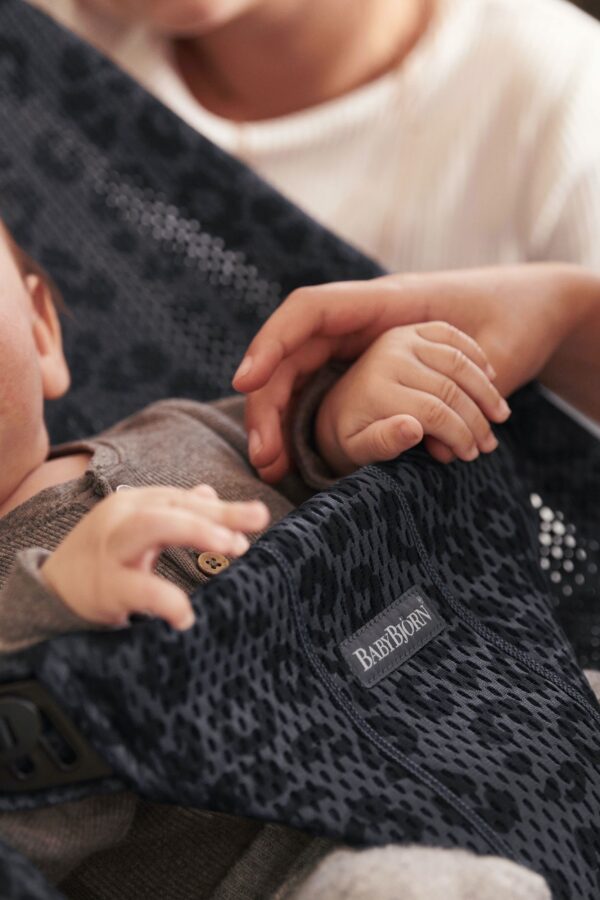 BabyBjorn - Balansoar Bliss Antracite/Leopard Mesh - Editie Limitata - imagine 3