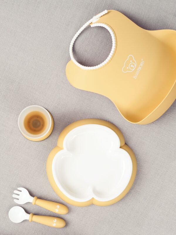 BabyBjorn - Set hranire: farfurie, lingurita, furculita, pahar si bavetica pentru bebe, Powder Yellow - imagine 3