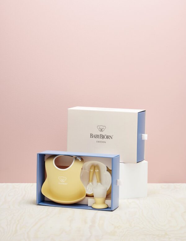 BabyBjorn - Set hranire: farfurie, lingurita, furculita, pahar si bavetica pentru bebe, Powder Yellow - imagine 4