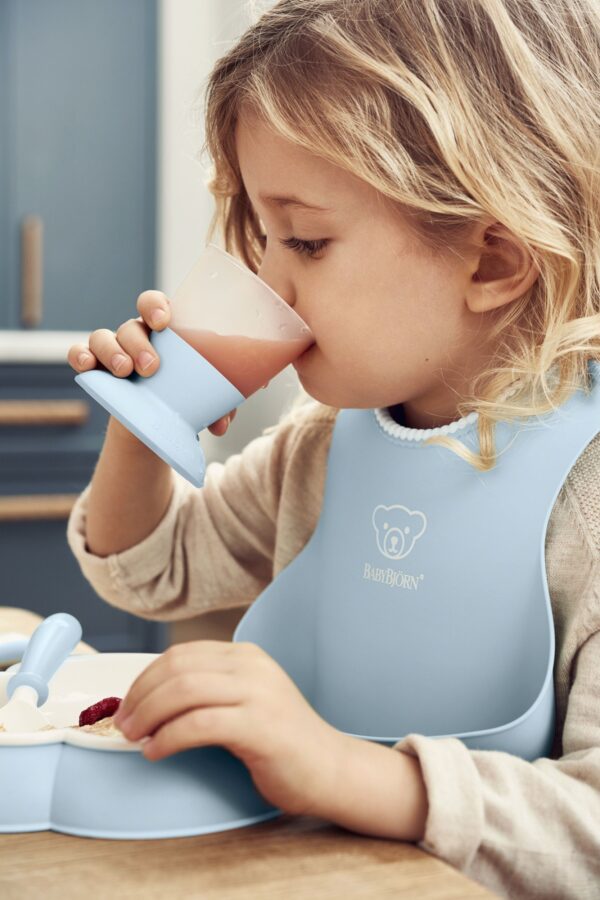BabyBjorn - Set hranire: farfurie, lingurita, furculita, pahar si bavetica pentru bebe, Powder Blue - imagine 3