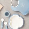BabyBjorn - Set hranire: farfurie, lingurita, furculita, pahar si bavetica pentru bebe, Powder Blue - imagine 4