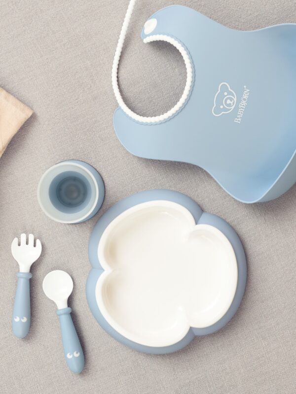 BabyBjorn - Set hranire: farfurie, lingurita, furculita, pahar si bavetica pentru bebe, Powder Blue - imagine 4