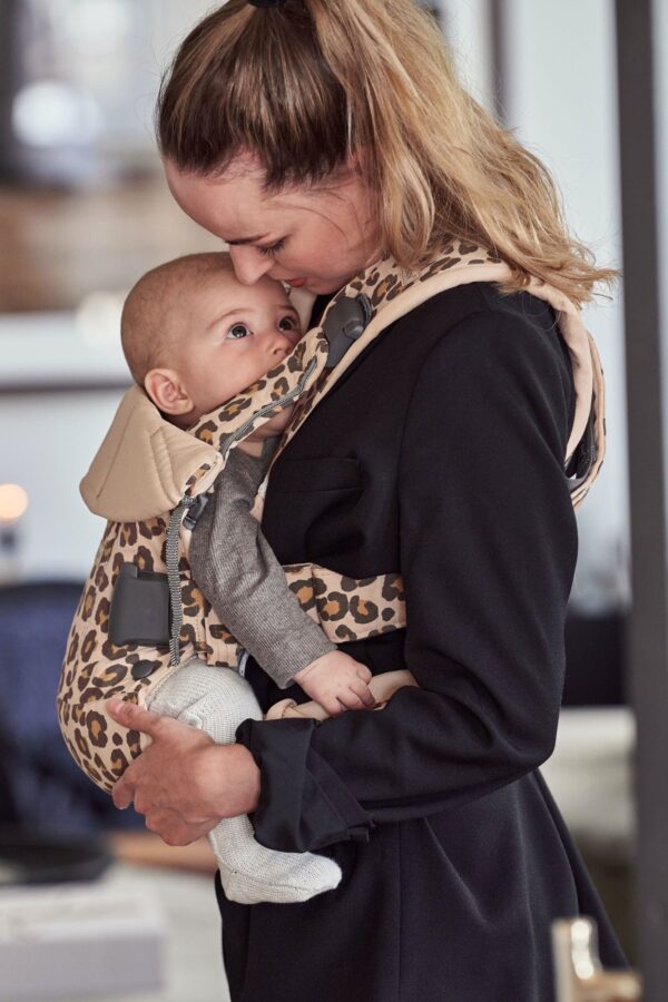 BabyBjorn - Marsupiu anatomic One, cu pozitii multiple de purtare Beige/Leopard Bumbac - Editie Limitata - imagine 3