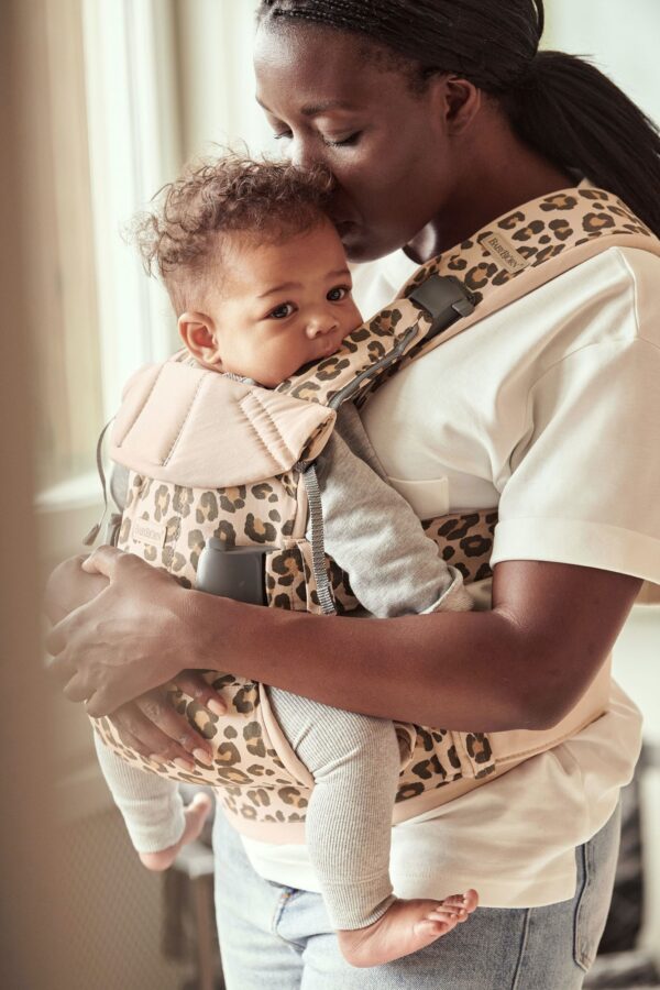 BabyBjorn - Marsupiu anatomic One, cu pozitii multiple de purtare Beige/Leopard Bumbac - Editie Limitata - imagine 4