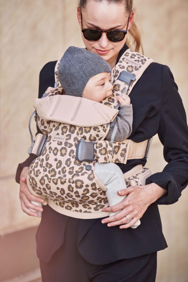 BabyBjorn - Marsupiu anatomic One, cu pozitii multiple de purtare Beige/Leopard Bumbac - Editie Limitata - imagine 5