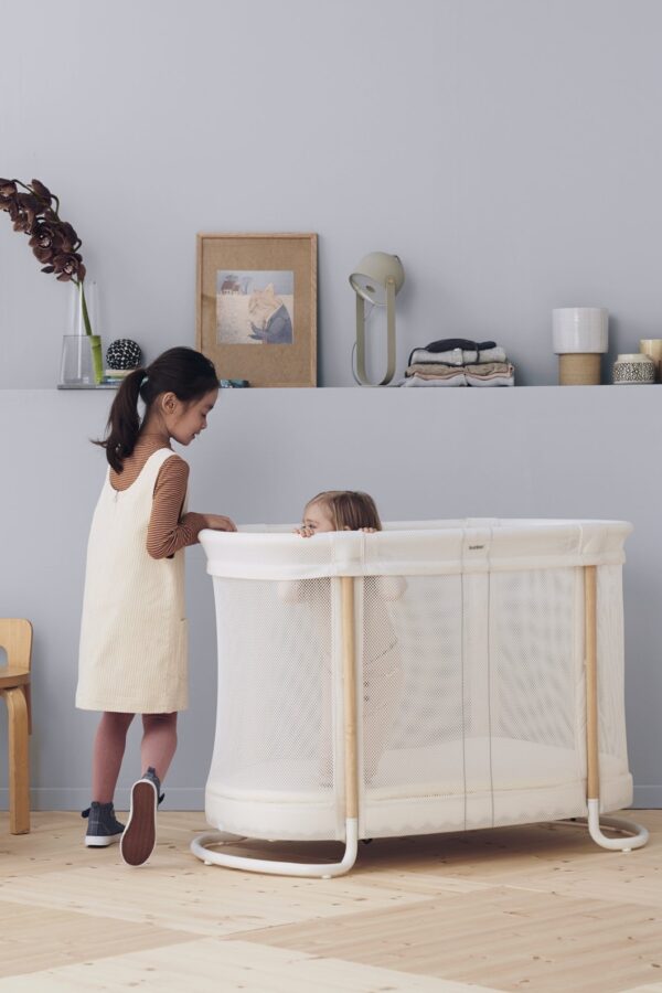BabyBjorn - Patut reglabil pe inaltime din mesh, Alb - imagine 5