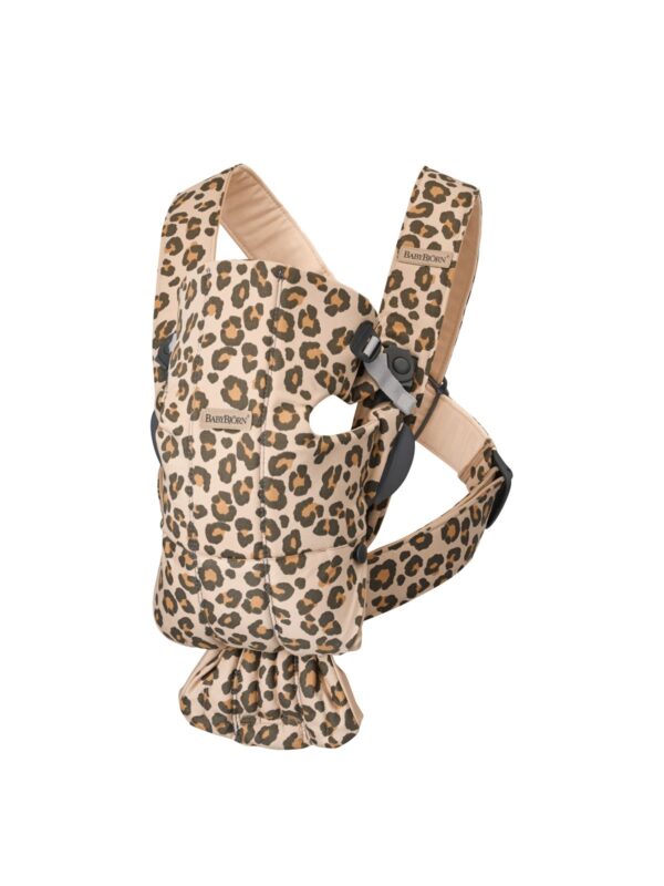 BabyBjorn - Marsupiu anatomic Mini, cu multiple pozitii de purtare, Beige/Leopard, Bumbac, Editie Limitata